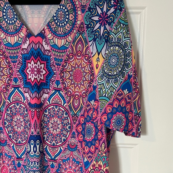 Colorful Geometric Patterned Top - Picture 4 of 8